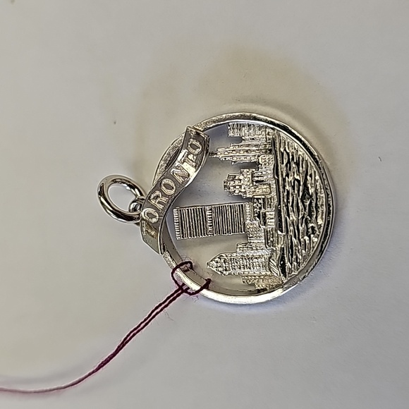 Sterling silver Tronto charm - Picture 1 of 6